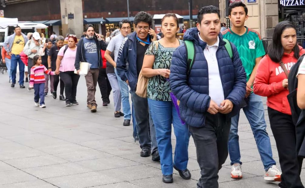 Personas acuden al Zócalo por asesoría ante casos de despojo; buscan recuperar inmuebles en Edomex.
Foto: Karla Guerrero