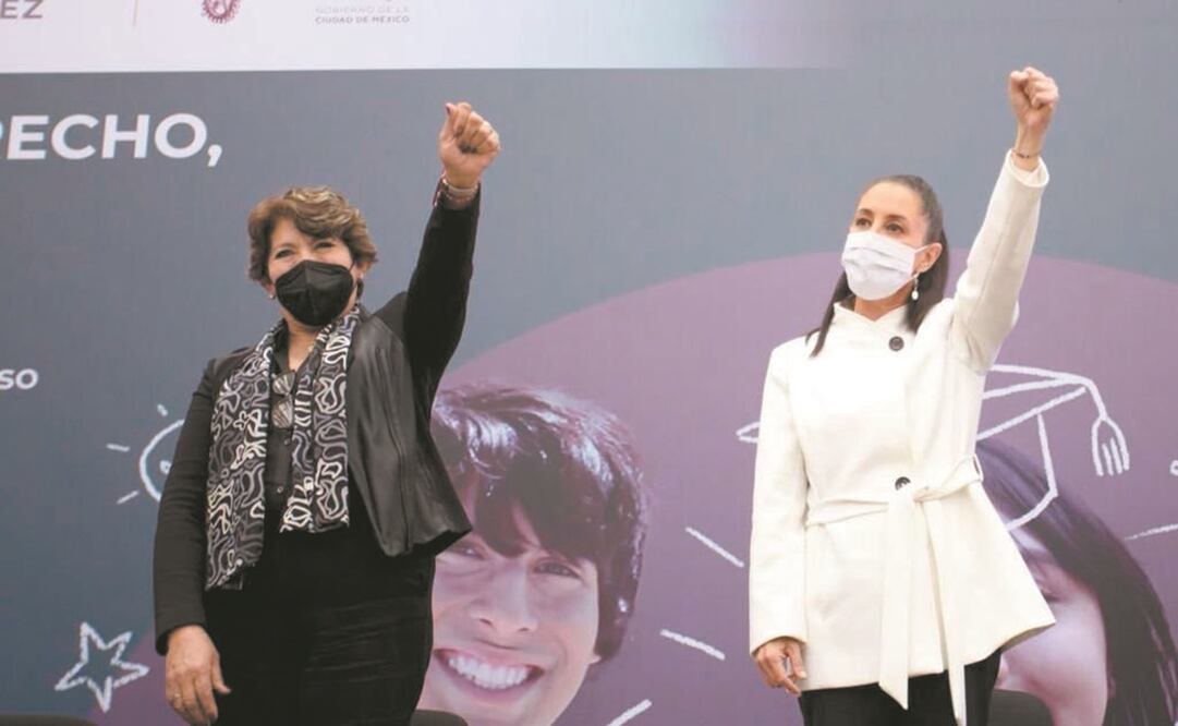 Delfina Gómez, titular de Educación, y Claudia Sheinbaum, ayer en una entrega de becas. Foto: ESPECIAL