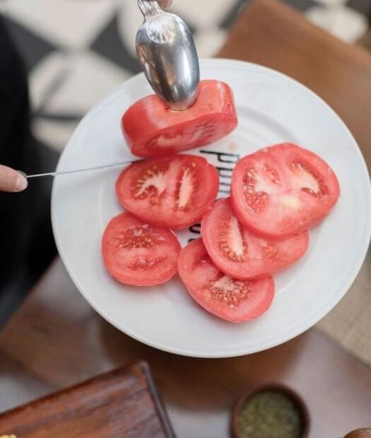 ¿300 pesos por una ensalada de jitomate? Este es el restaurante del video viral