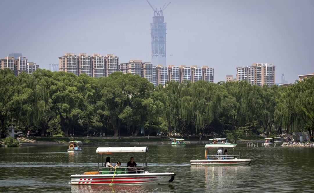 Centenares de carreras de remo protagonizaron hoy una de las jornadas más festivas de China con la celebración del Festival de los Barcos Dragón, en el que cada año miles de personas conmemoran la muerte hace dos milenios de un poeta que se rebeló contra los privilegios de la dinastía Zhou.