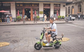 “Son un peligro y se ponen en riesgo ellos mismos”; bicimotos eléctricas circulan sin casco y en sentido contrario en el Centro Histórico