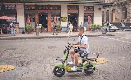 “Son un peligro y se ponen en riesgo ellos mismos”; bicimotos eléctricas circulan sin casco y en sentido contrario en el Centro Histórico