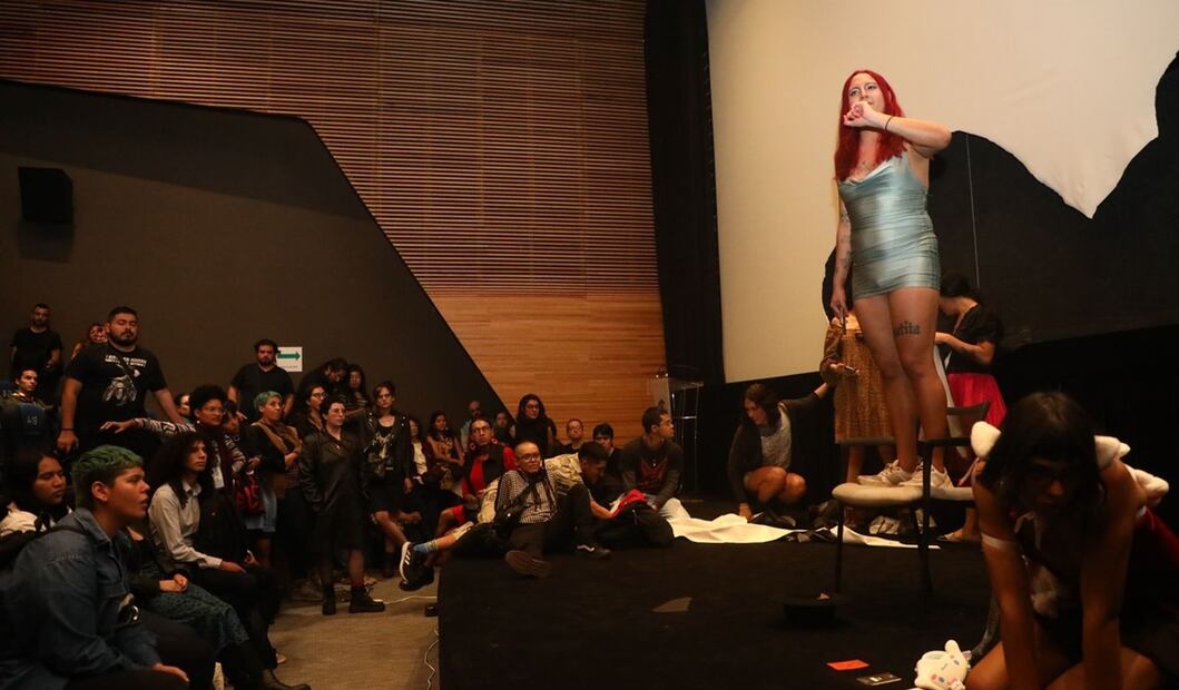 Laura Glover protesta en la Cineteca Nacional. Foto: Especial.