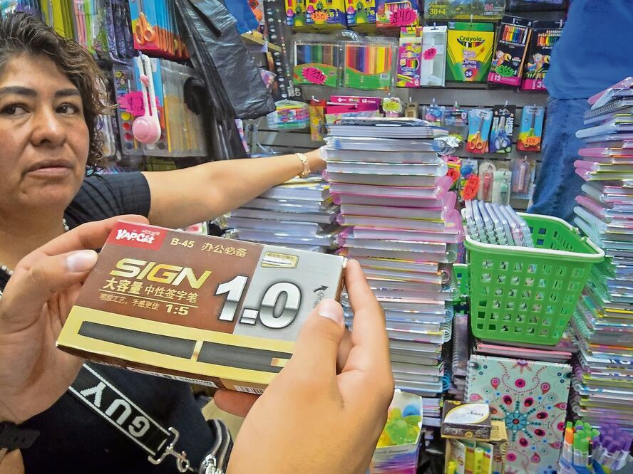 En el Centro Histórico cada dos, tres locales tienen a la venta algún producto chino, sin excepción, dijo el presidente de la Canacope CDMX. Foto: de Luis Camacho. El Universal