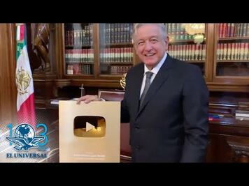AMLO presume su botón de oro de YouTube