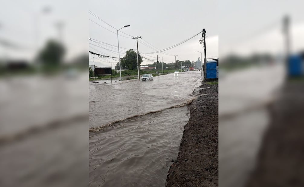 Personal del organismo de agua municipal trabaja para desfogar el líquido pluvial con desazolve de la red. Foto: Especial.