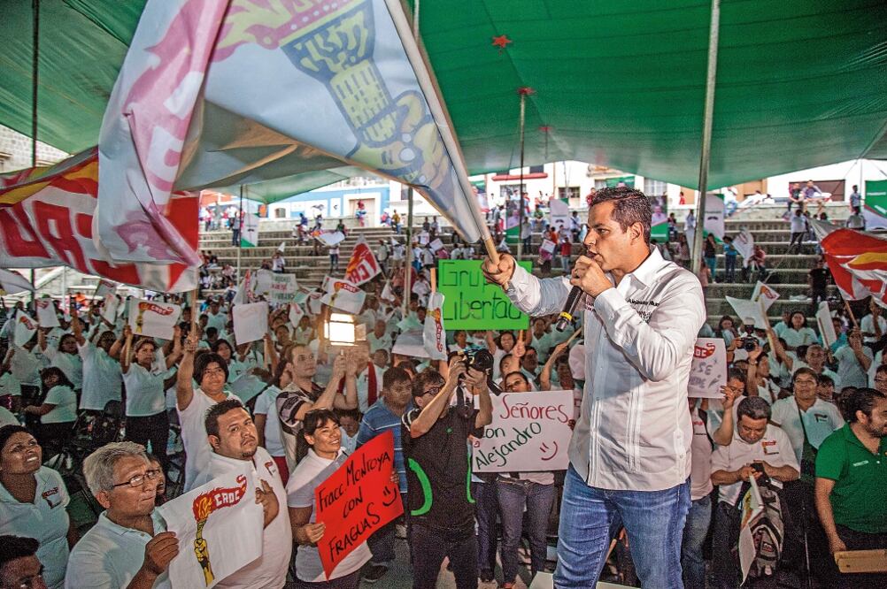 Alejandro Murat Hinojosa se reunió ayer con integrantes de la Confederación Revolucionaria de Obreros y Campesinos, en Oaxaca (GERMÁN ESPINOSA. EL UNIVERSAL)