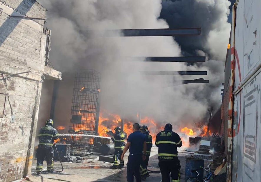 Elementos del Heroico Cuerpo de Bomberos de la Ciudad de México y personal de emergencia trabajaron para sofocar las llamas. Foto: Especial