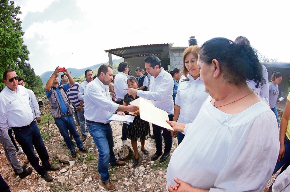 El mandatario Francisco Domínguez informó de la inversión de 2.5 mdp en la secundaria Justo Sierra, en Pinal de Amoles (LUIS SÁNCHEZ. EL UNIVERSAL)