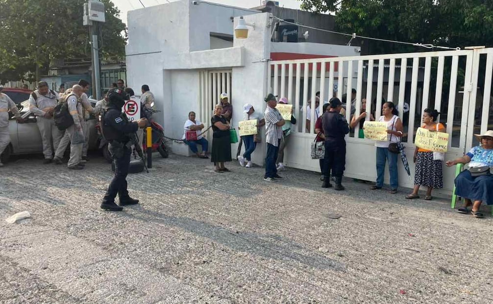 Protestan habitantes del Istmo contra CFE por apagones; instalan transformador tras tres días sin luz.
Foto: Especial.