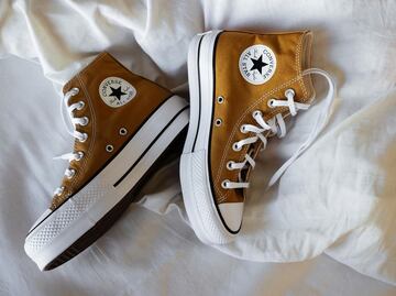 Cómo blanquear las suelas de los tenis