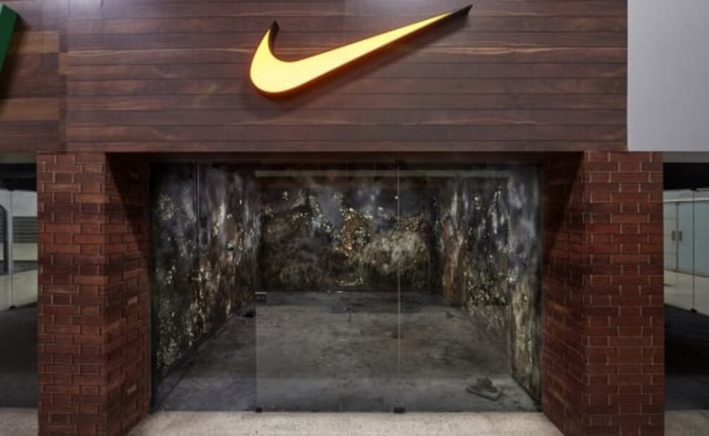 Yoshua Okón cuestiona el consumo perpetuo