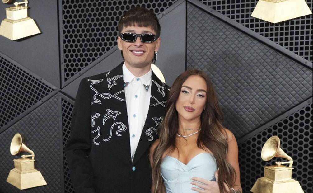 Peso Pluma y Nicki Nicole en la alfombra roja de los premios Grammy. Foto: AP.