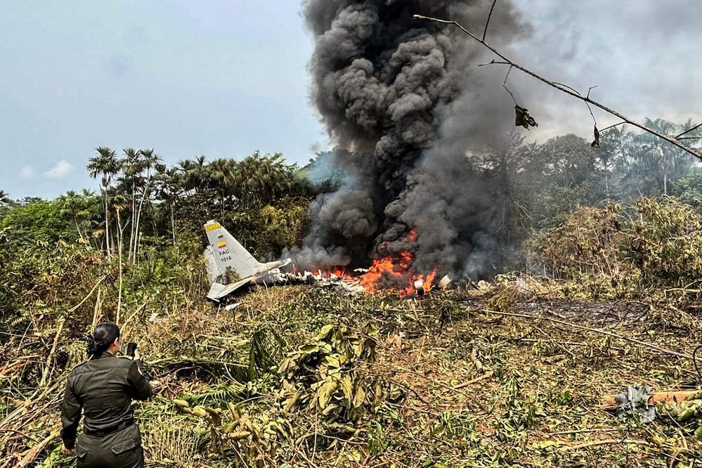 Una nube de humo sale de un avión de la Fuerza Aérea colombiana que se estrelló en el Putumayo. FOTO: DANIEL ORTIZ. AFP