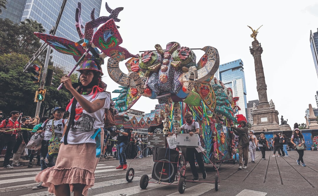 El Paseo de la Reforma se llenó de fantasía, color y baile después del mediodía de este sábado con el Desfile de los alebrijes. FOTOS: GABRIEL PANO. EL UNIVERSAL