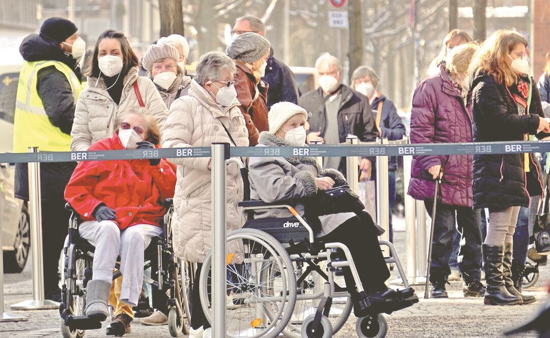 Ciudadanos, a las afueras del centro de vacunación en la Arena Treptow en Berlín. Foto: Michael Sohn. AP