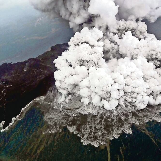 Vista aérea del volcán Anak Krakatoa ayer, durante una erupción en el estrecho de Sunda, en Indonesia. REUTERS
