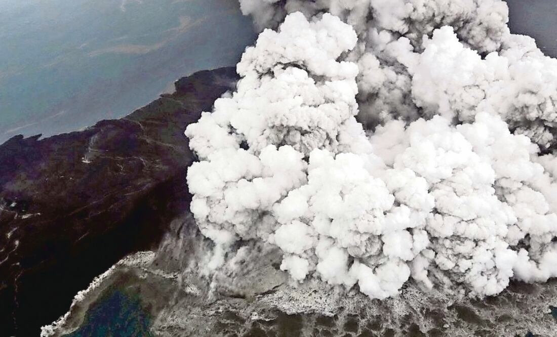 Vista aérea del volcán Anak Krakatoa ayer, durante una erupción en el estrecho de Sunda, en Indonesia. REUTERS