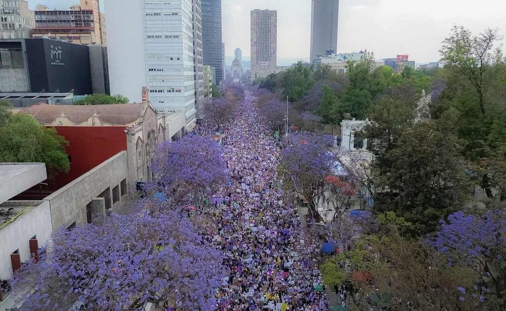 Diversos contingentes avanzan por la Alameda Central y el Palacio de Bellas Artes con dirección al Zócalo capitalino durante la marcha por el Día Internacional de la Mujer este domingo 8 de Marzo de 2026. Foto: Osmar Alvarado/ EL UNIVERSAL