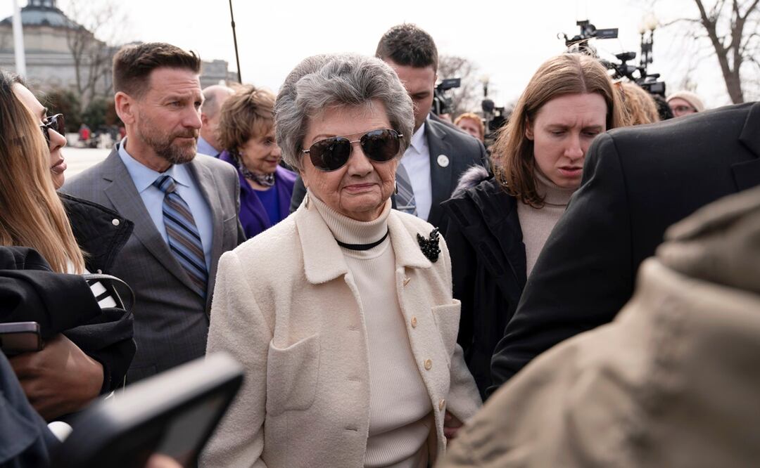 La demandante principal de Colorado, Norma Anderson, se marcha después de hablar con los medios después de la audiencia judicial frente a la Corte Suprema de Estados Unidos. Foto: AP