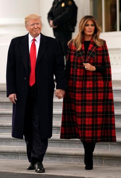 Melania Trump escoge su árbol de navidad con lujosa capa de 85 mil pesos