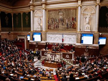 Macron dirigirá un mensaje al país por televisión tras caída del gobierno; lo hará posterior al discurso de la Asamblea Nacional