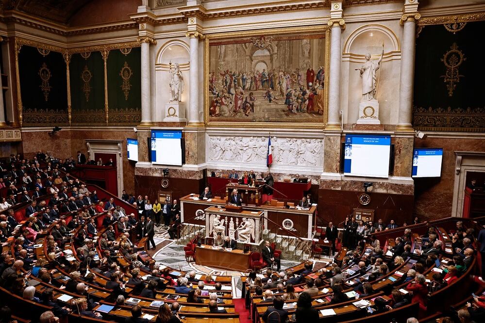 El primer ministro francés, Michel Barnier, pronuncia un discurso durante una moción de censura contra su gobierno en la Asamblea Nacional, en París. Los diputados votaron a favor de destituirlo. FOTO: EFE