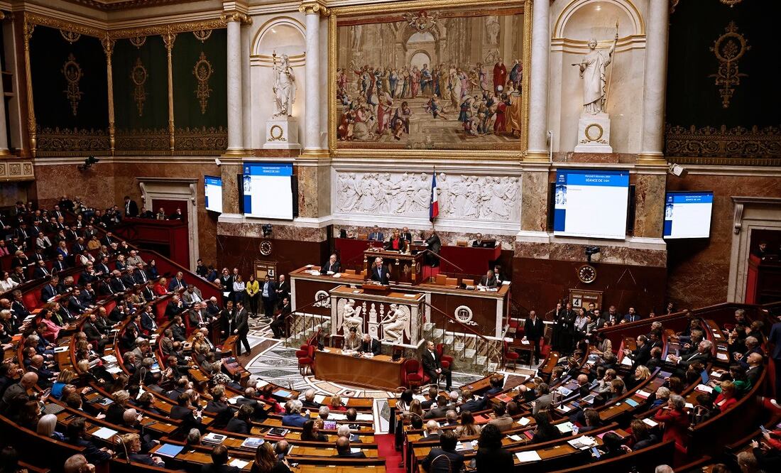 El primer ministro francés, Michel Barnier, pronuncia un discurso durante una moción de censura contra su gobierno en la Asamblea Nacional, en París. Los diputados votaron a favor de destituirlo. FOTO: EFE