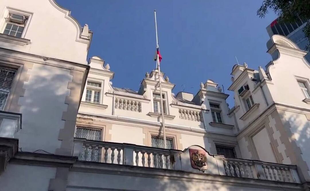 Bandera rusa a media asta en Embajada de Rusia en México tras tiroteo. Foto: Embajada de Rusia en México