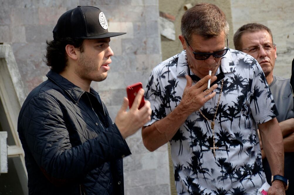 El ex campeón mundial Julio Cesar Chávez y su hijo asisten al sepelio de su hermano, Rafael Chávez, en Culiacán, Sinaloa Foto: EFE