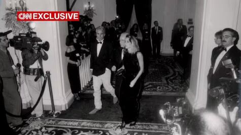 Fotos exclusivas de Epstein en la boda de Trump; las imágenes publicadas por CNN arrojan información sobre el vínculo entre ambos