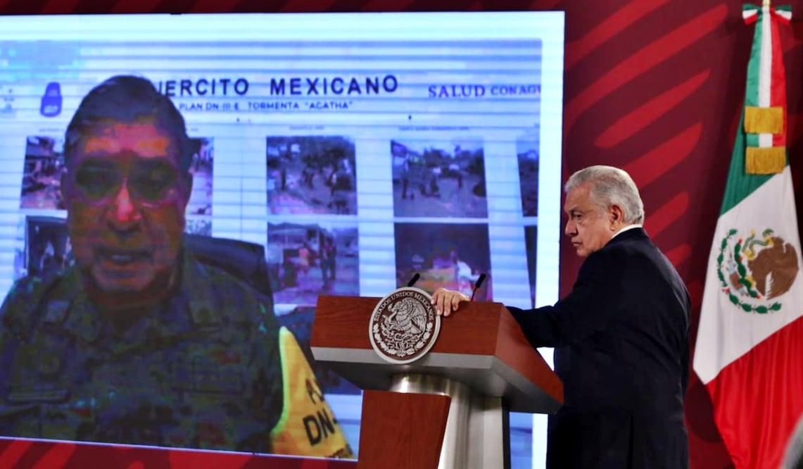 El general Luis Cresencio Sandoval dijo que se desplegaron cinco binomios caninos, dos en San Juan Ozolotepec y tres en Santiago Xanica, pues hasta el momento no ha habido resultados positivos en la localización. Foto: Carlos Mejía