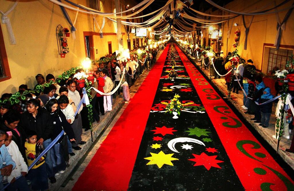 Huamantla va por Récord Guinness al crear el tapete más largo del mundo en La noche que nadie duerme. Foto: Ulises Ruiz. EFE