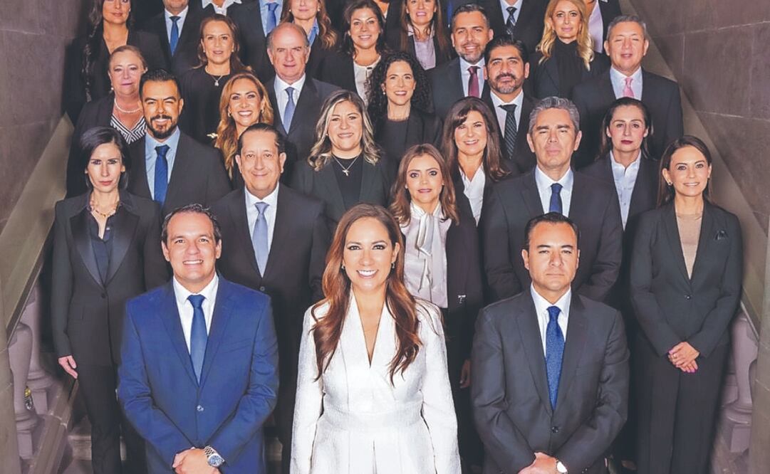 En el patio central del Palacio de los Poderes, la gobernadora electa describió la trayectoria académica y laboral de las personas que integrarán su próximo gabinete. Foto Especial