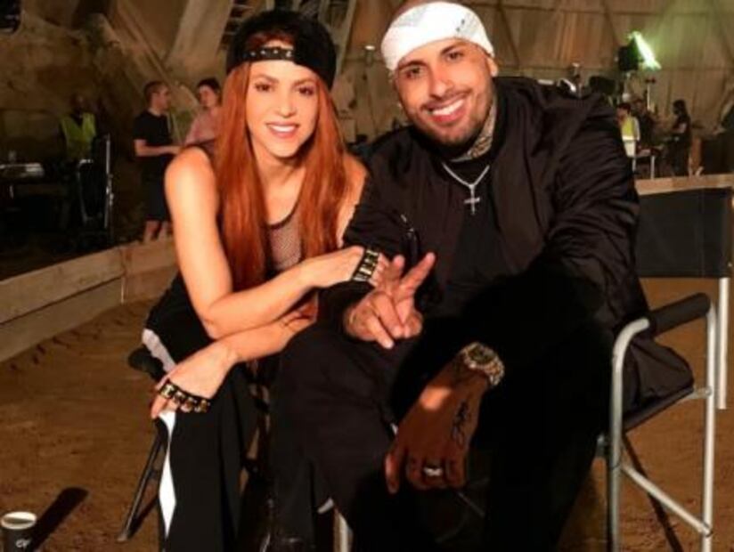 Shakira luce viejo look junto a Nicky Jam