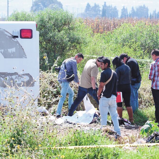Autoridades hallaron ayer el cuerpo de una estudiante de 17 años estrangulada y con signos de violación en un paraje de Valle de Chalco. Foto: FRANCISCO RODRÍGUEZ. EL UNIVERSAL