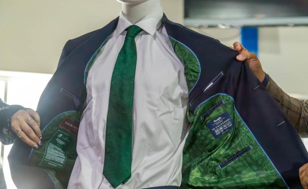 Dirigente estatal del PVEM reconoce a trabajadores de Tianguistenco; confeccionaron traje de la Selección Mexicana.
Foto: Especial.