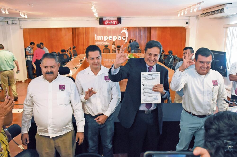 Luego de entregar su documentación ante el órgano electoral, Mario Rojas aclaró que a pesar de su intento por ser candidato sin partido y ahora abanderar a uno, no pierde su independencia política al ser un externo al Humanista. (TONY RIVERA.EL UNIVERSAL)