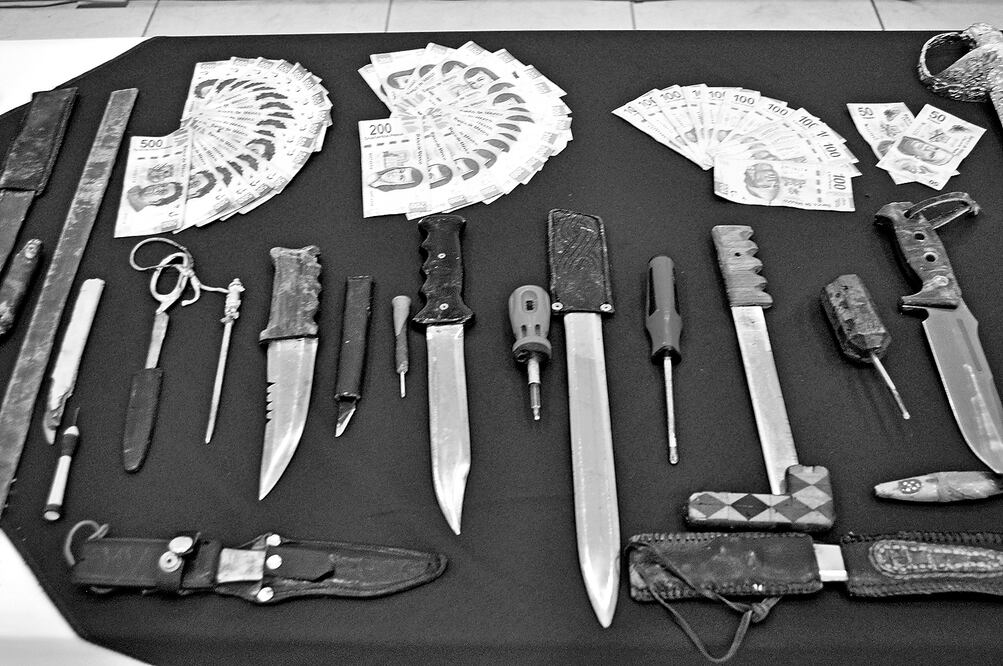 Durante el cateo en el reclusorio se hallaron 48 mil 500 pesos en efectivo además de armas blancas y puntas de fabricación casera (ESPECIAL)