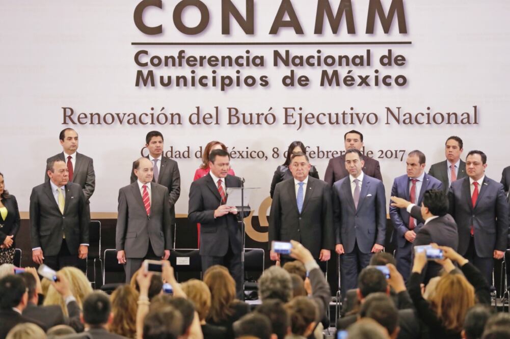 Al presidir la toma de protesta de José Ramón Enríquez como presidente de la Conferencia Nacional de Municipios de México, el secretario de Gobernación, Miguel Ángel Osorio Chong, pidió a los alcaldes apoyar a los repatriados (IVÁN STEPHENS. EL UNIVERSAL)