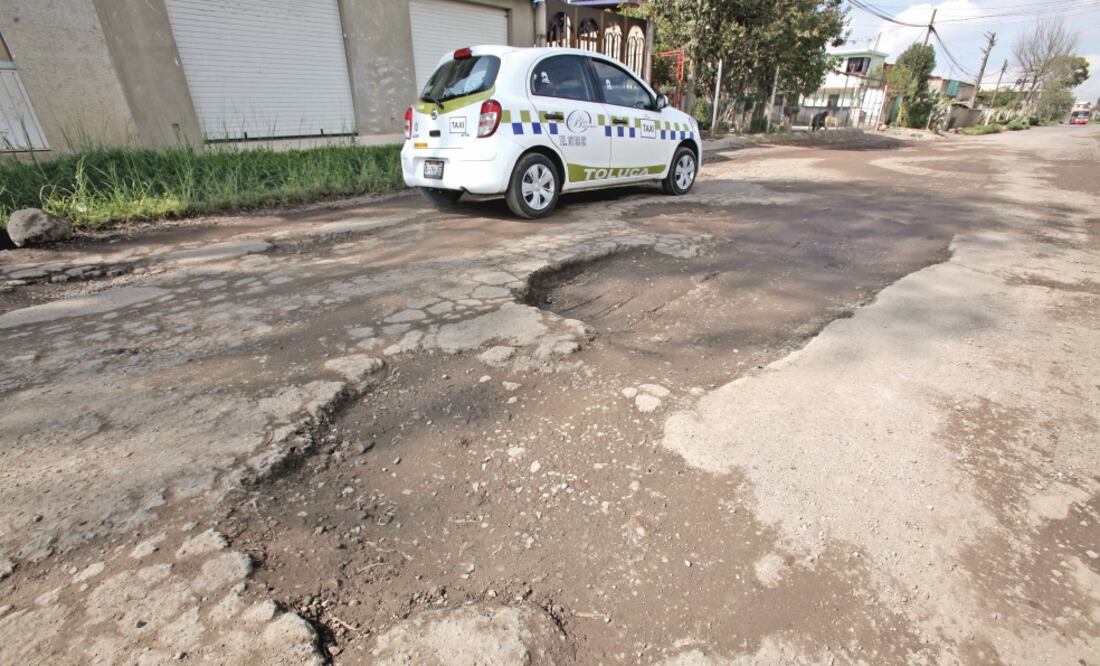 La Comisión de Derechos Humanos estatal emitió una recomendación al ayuntamiento derivada de 60 quejas por baches en calles de Toluca. Foto: ARCHIVO EL UNIVERSAL
