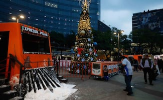 Comienza verbena en Glorieta de Insurgentes; decenas de personas asisten a las villas navideñas 