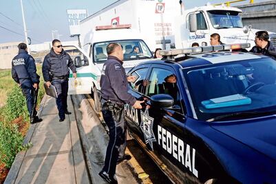 Transportistas bloquean carretera Los Reyes-Cotija por presuntas extorsiones de policías de Tránsito