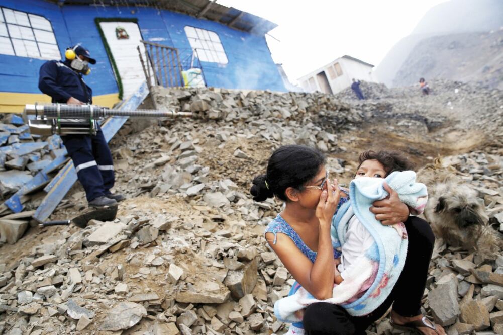 Un trabajador de la salud fumiga una casa para combatir al mosquito vector, durante una campaña contra el zika en Lima, Perú (MARIANA BAZO. REUTERS)