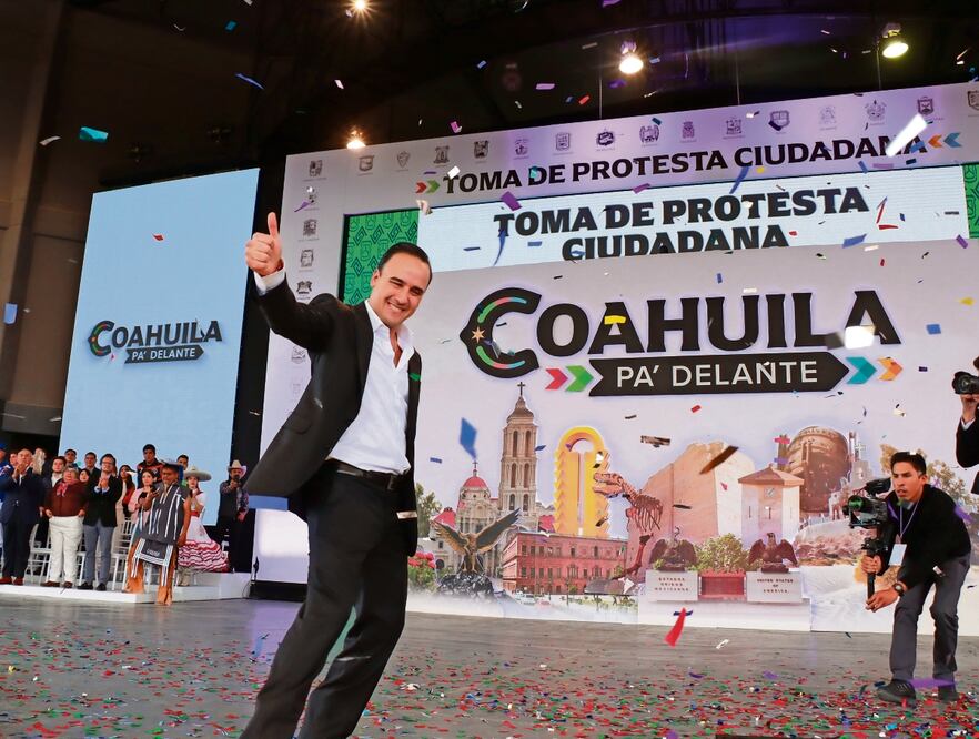 Tras su toma de protesta en el Congreso, Jiménez se reunió con ciudadanos, a quienes dijo que su gobierno será de trabajo en equipo. Foto: Adrián García | El Universal