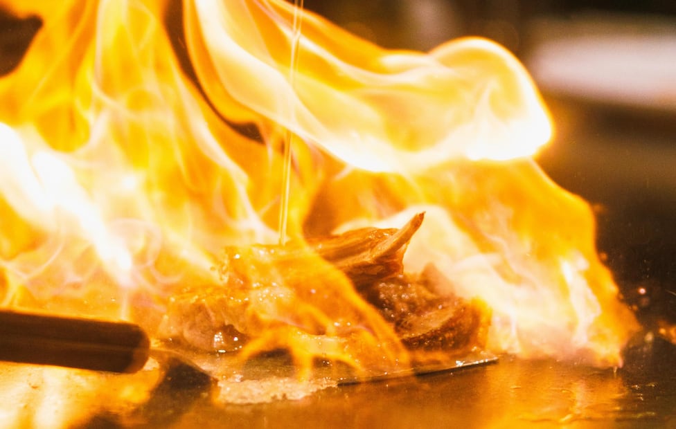 El flameado con tequila genera una combustión controlada que elimina el exceso de alcohol y concentra los azúcares y el sabor ahumado del agave en la carne. / Foto: Canva.