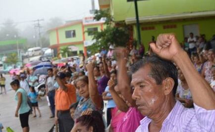 Cierran carretera en Oaxaca contra redistritación del INE