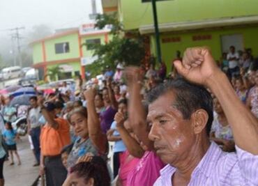 Cierran carretera en Oaxaca contra redistritación del INE