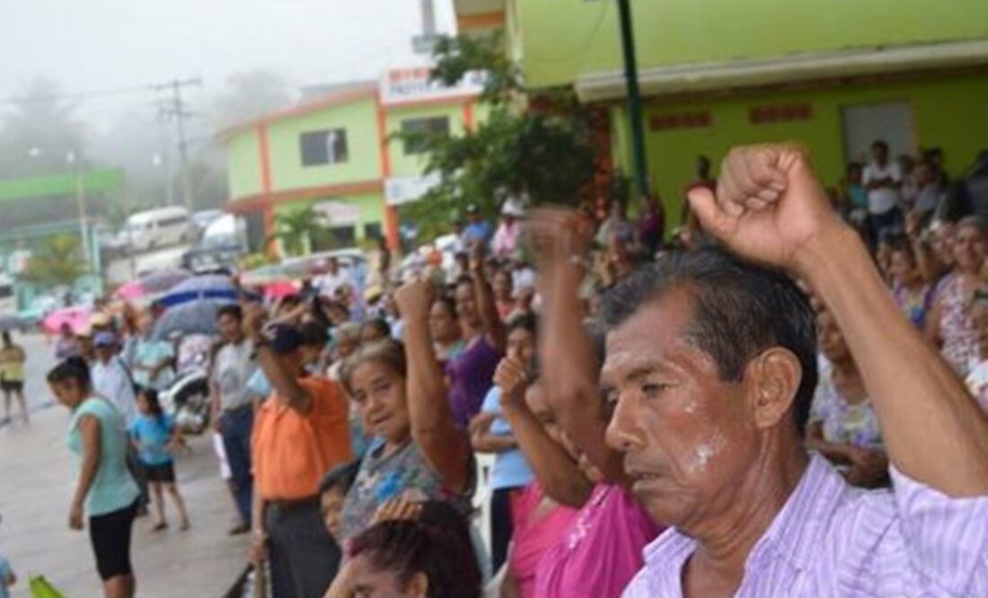 Cierran carretera en Oaxaca contra redistritación del INE