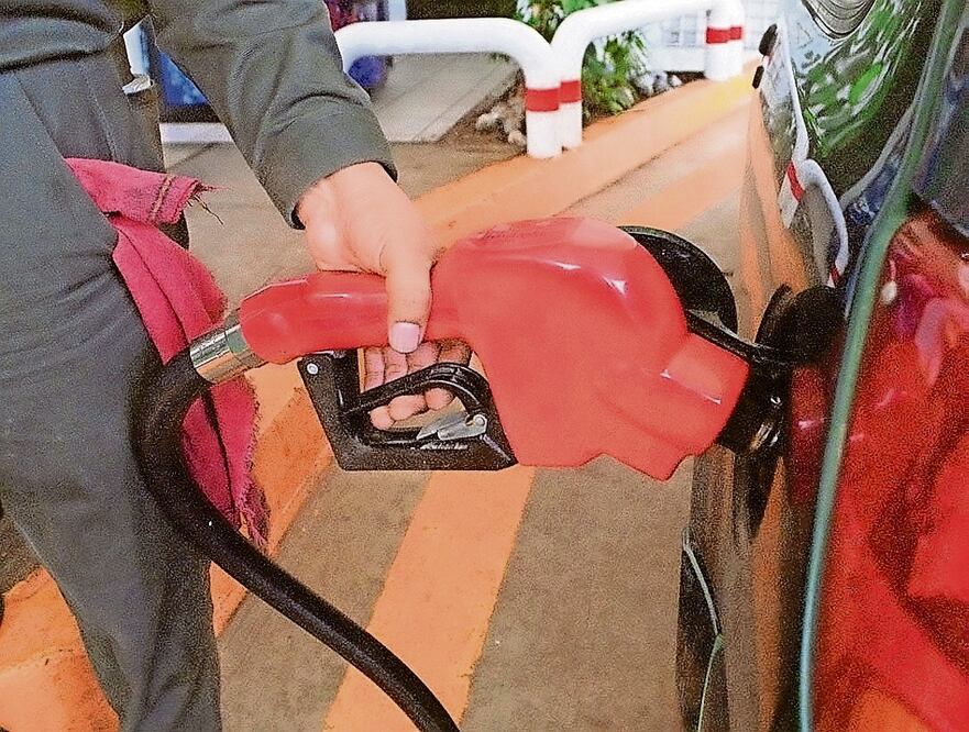 La gasolina premium más cara se vende en Nuevo León, donde llegó a 26.05 pesos. Archivo El Universal